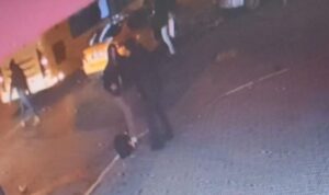 Beyoğlu’nda taksiye binmeye çalışan turistin ölümden döndüğü anlar kamerada