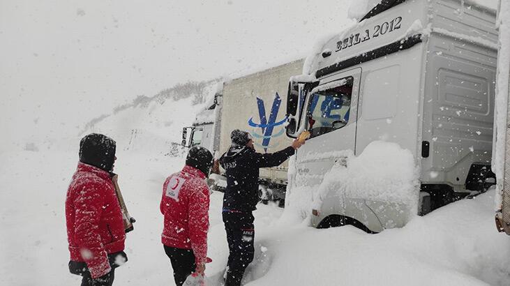 Bingöl’de araçlar yolda mahsur kaldı!