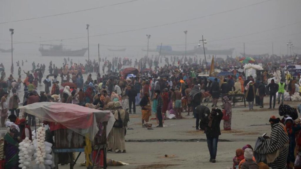 Binlerce Hindu koronavirüse rağmen Ganj Nehri’ne girdi
