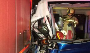 Bursa’da yolcu minibüsü TIR’a arkadan çarptı: 4 yaralı