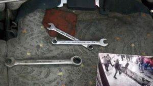 Büyükçekmece’de baba ve oğulları tamirhaneyi levyelerle bastı