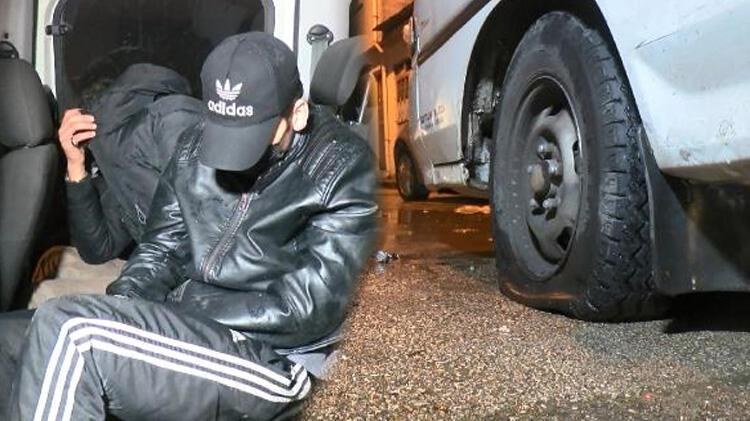 Çalıntı araçla şehir turuna çıktılar, patlak lastikle polisten 25 kilometre kaçtılar