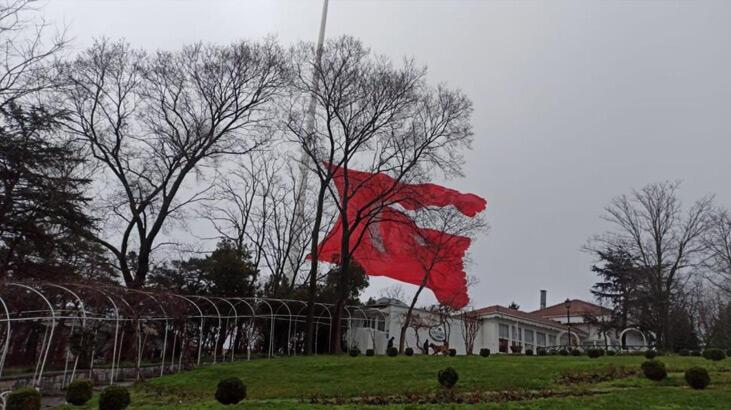 Çamlıca’daki Türk bayrağı fırtınanın şiddetiyle yırtıldı