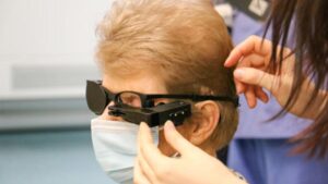 Çığır açan adım… 88 yaşındaki kadın biyonik gözle yeniden gördü!