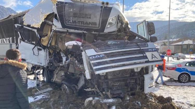 Çorum’da 2 TIR çarpıştı; sürücülerden 1’i ağır yaralı