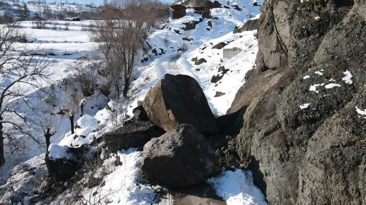 Dev kaya yola düştü, köyün ulaşımı kapandı