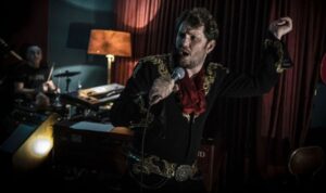 Diş hekimi, ‘Rock’n Roll’un Kralı’nı stüdyosunda yaşatıyor: Türk motifli giysilerle Elvis Presley şarkıları söylüyor