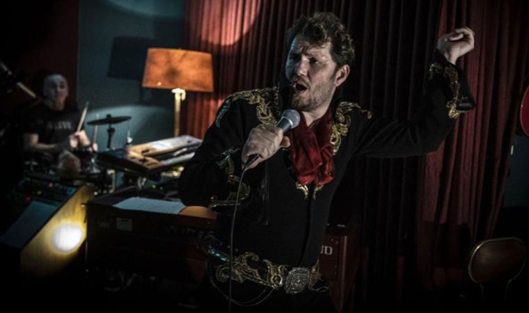 Diş hekimi, ‘Rock’n Roll’un Kralı’nı stüdyosunda yaşatıyor: Türk motifli giysilerle Elvis Presley şarkıları söylüyor