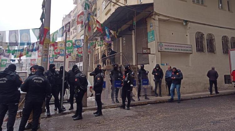 Diyarbakır’da terör paylaşımlarının ardından DBP il binasına operasyon