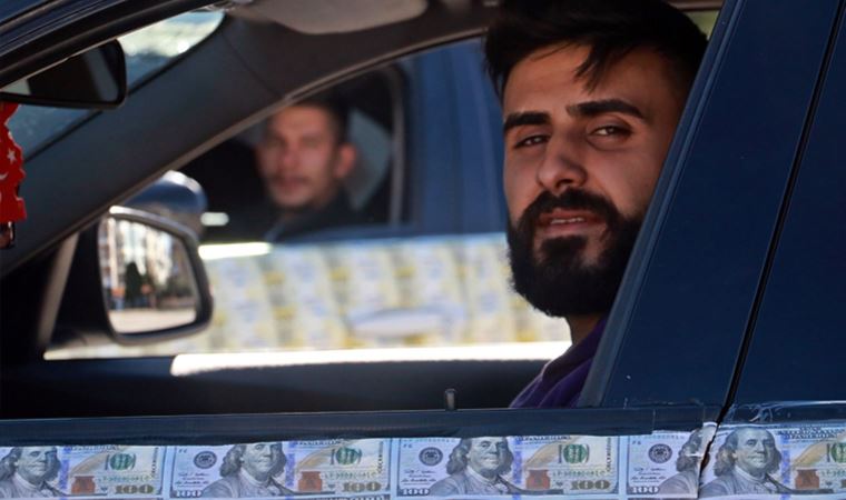 ‘Döviz’ protestosu: Arabalarını dolar ve Euro ile kapladılar