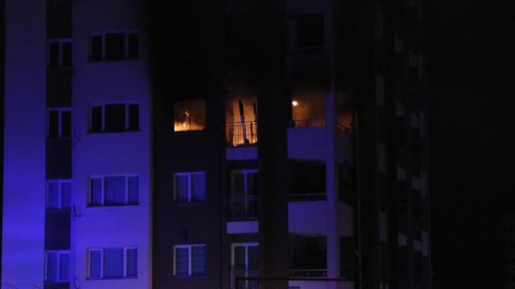 Elektrik kontağından çıkan yangın evi küle çevirdi