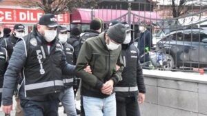 Evlerini silah atölyesine çevirmişler; 9 gözaltı