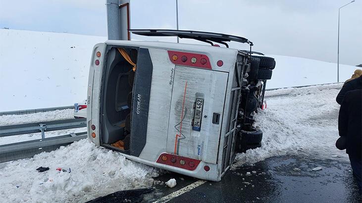 Eyüpsultan’da işçileri taşıyan minibüs devrildi