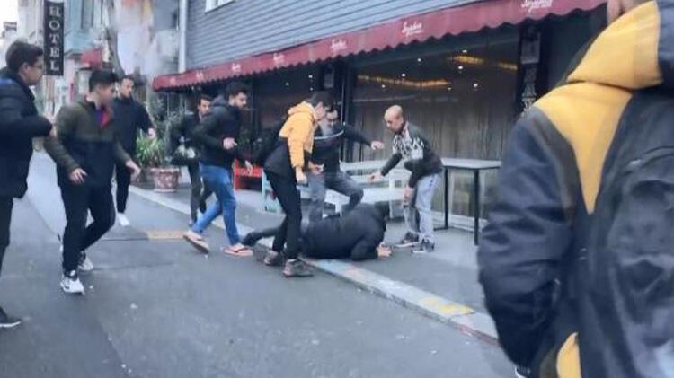 Fatih’te hareketli anlar; çorap dolu poşeti çaldığı iddia edilen şüpheliyi dövdüler