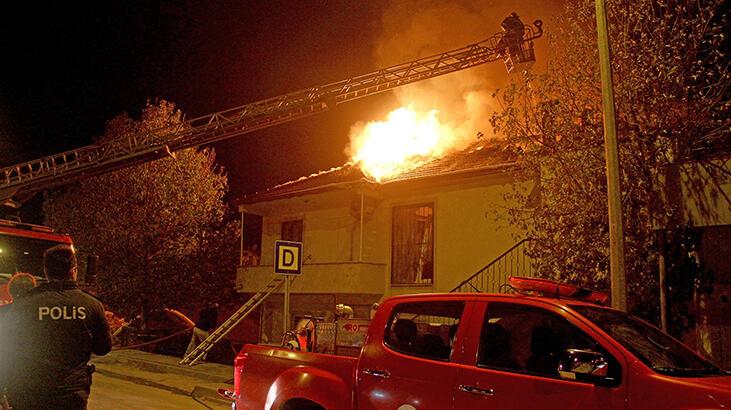 Fethiye’de 2 katlı evin çatısı alev alev yandı