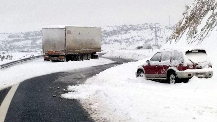 Gaziantep’te yoğun kar! Tarsus-Adana-Gaziantep karayolunda trafik durdu