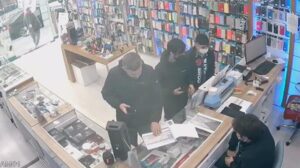 Hırsızı fark etti tokat atıp kovdu! Görüntüleri izleyince şoke oldu