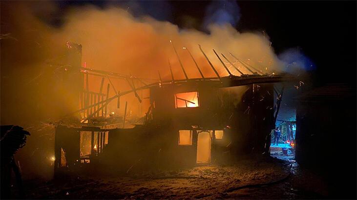 İki katlı evde çıkan yangına ‘kar’ ile müdahale ettiler