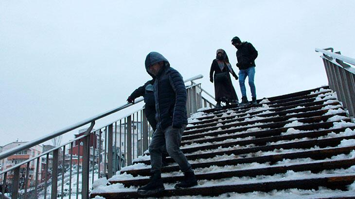 İstanbul’da üst geçitlerde zorlu yolculuk kamerada
