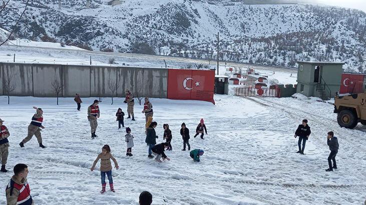 Jandarma, karakol önünde çocuklarla kar topu oynadı kardan adam yaptı