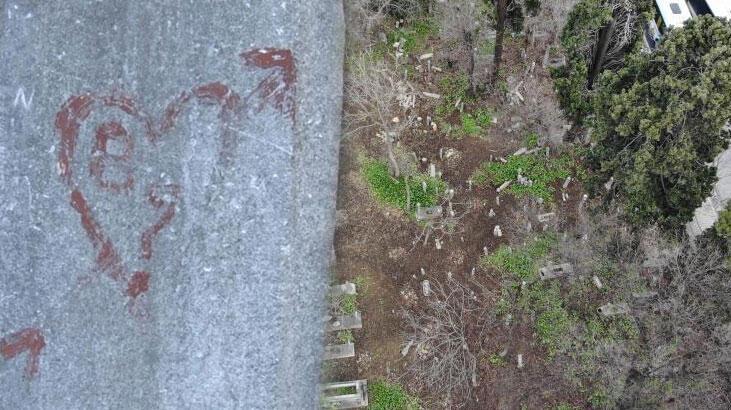 Kadıköy’de 400 yıllık tarihi mezarlık harabeye döndü