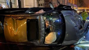 Kadıköy’de makas atan otomobil ağaç ve sokak lambasına çarptıktan sonra takla attı