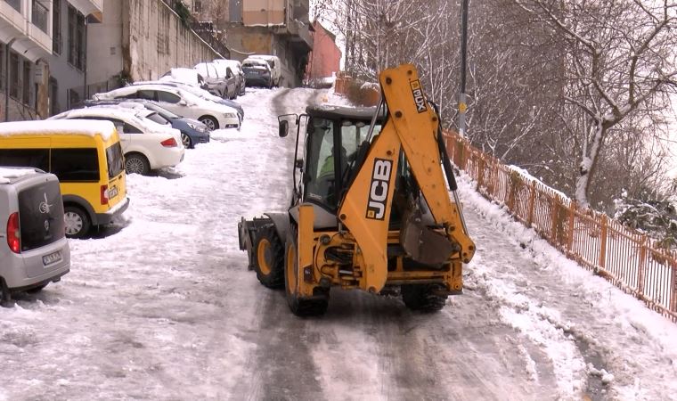 Kağıthane’nin sokakları buz pistine döndü; yolu açmaya gelen kepçe bile kaydı