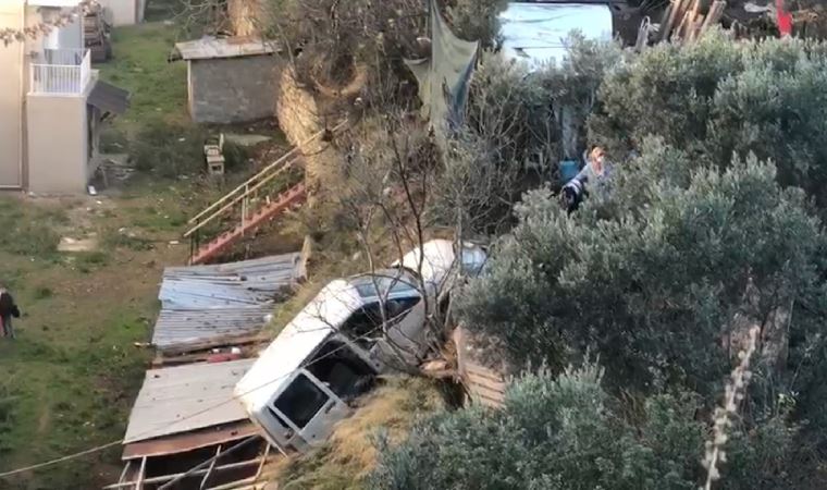 Kamyonet yayalara çarptı, 50 metreden site bahçesine uçtu: 1 ölü, 2 yaralı