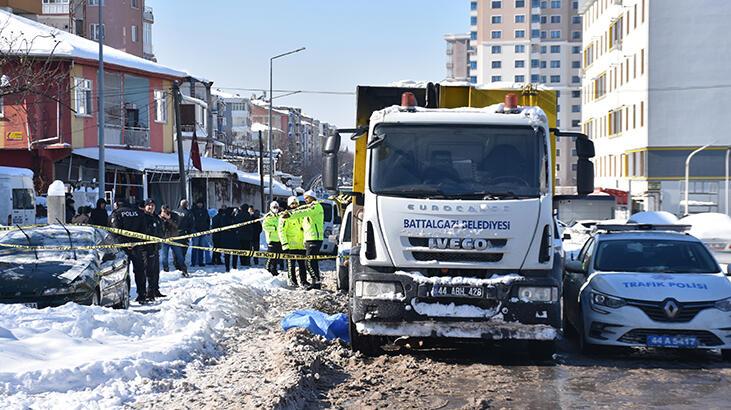 Karda ayağı kayıp düştü, yoldan geçen kamyonun altında kaldı