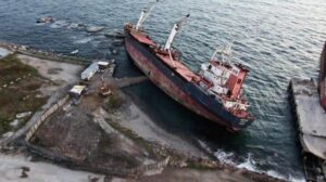 Kartal’da fırtınada yan yatan kuru yük gemisi parçalara ayrılıyor
