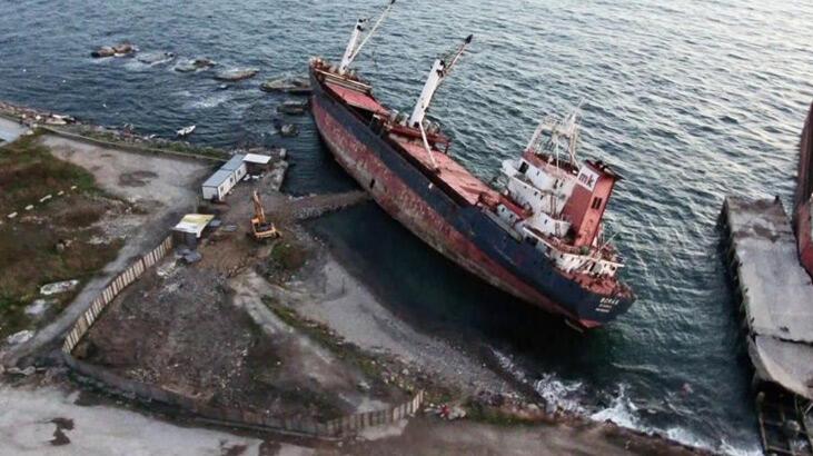 Kartal’da fırtınada yan yatan kuru yük gemisi parçalara ayrılıyor