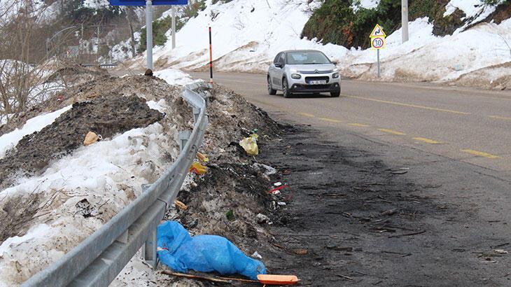 Kartepe piknikçileri, yolu çöplüğe çevirdi