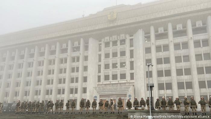 Kazakistan’da protestolar: Almatı’da göstericiler belediye binasını bastı
