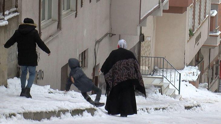Küçükçekmece ve Eyüpsultan’da buz tutan yollarda kayarak düştüler