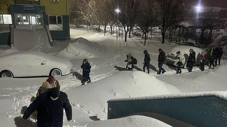 Mahsur kalan 2 yolcu otobüsündeki 80 kişi kurtarıldı