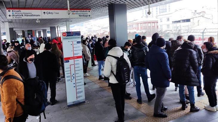Metro arızalandı, yolcular durakta bekledi