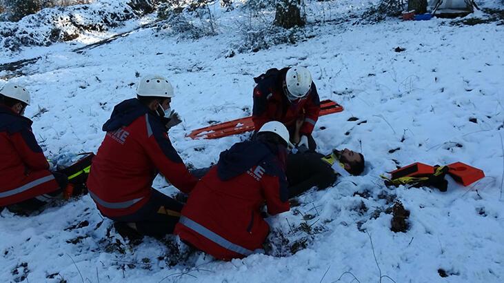 Ormanda karlı zeminde kayıp düşen üniversite öğrencisinin bacağı kırıldı