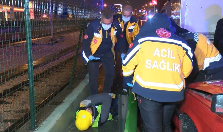 Otomobil, yolda çalışma yapan işçilerin arasına daldı: 6 yaralı