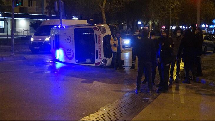 Otomobille çarpışan ambulans yan yattı