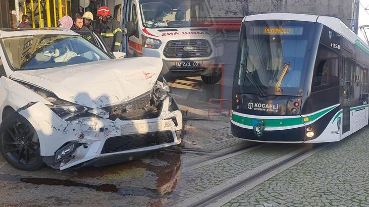 Otomobille tramvay çarpıştı: 2 yaralı