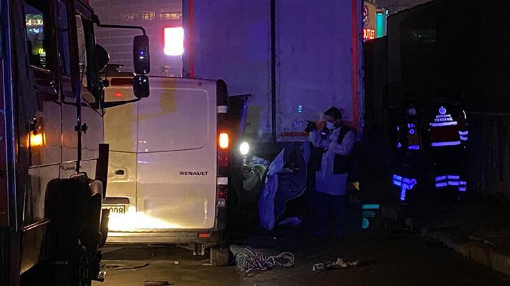 Park halindeki kamyona çarpan minibüsteki kadın hayatını kaybetti