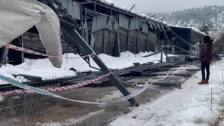 Pazar yerinin çatısı, üzerinde biriken kar nedeniyle çöktü