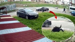 Plakasında “mutluyuz” yazan otomobille geldi, dehşeti yaşattı