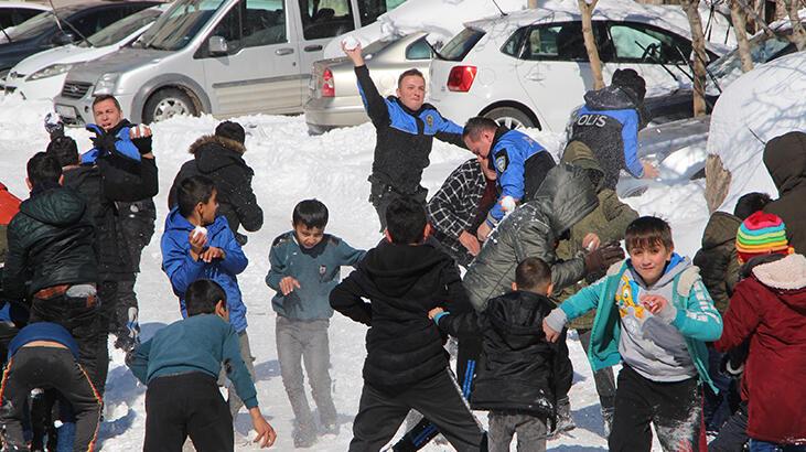 Şırnak’ta polisler ile çocukların kar eğlencesi