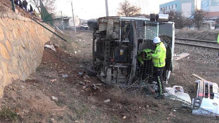 Son dakika… Kırıkkale’de servis midibüsü şarampole yuvarlandı! Çok sayıda yaralı var