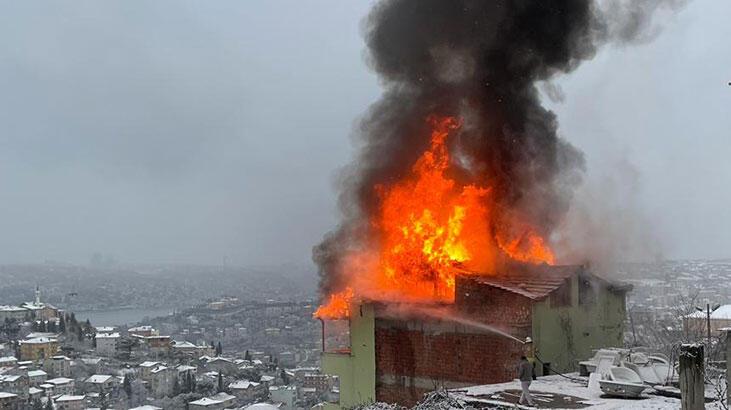 Son dakika… Üsküdar’da bir binanın çatısı alev alev yandı!