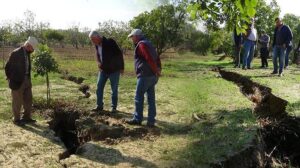 Tedirgin eden çatlakların ardından  kuyularından sıcak su akmaya başladı
