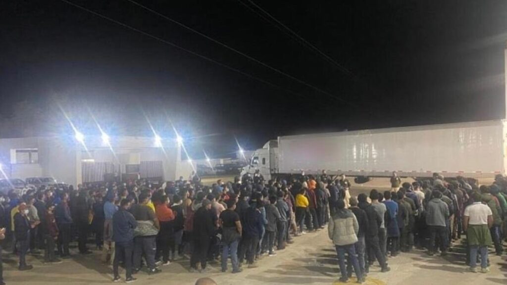 TIR’ı durduran polis şoke oldu! içeriden 359 göçmen çıktı