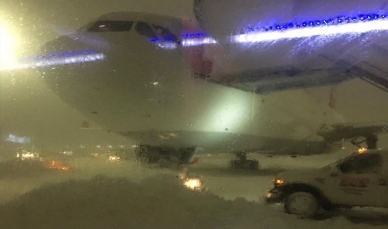 Ünlü oyuncu İstanbul Havalimanı’nda 8.5 saat mahsur kaldı