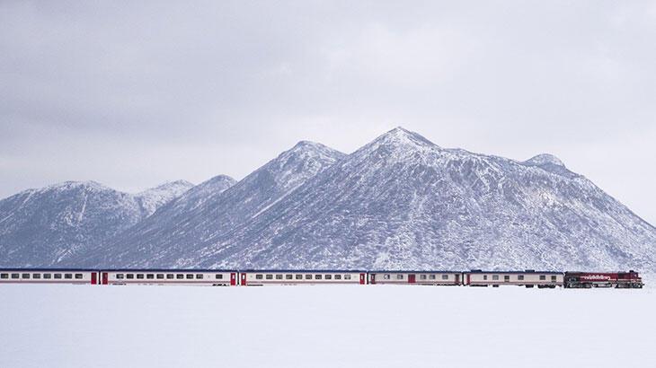 Van Gölü Ekspresinin Kirkor Dağı eteklerindeki muhteşem görüntüsü